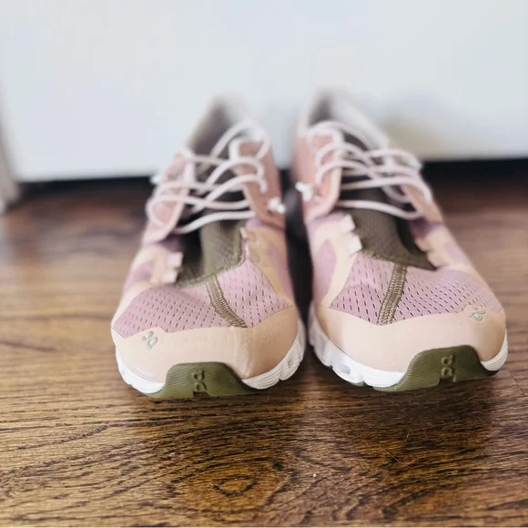 On Running Women's Sneakers - Picture 4 of 10